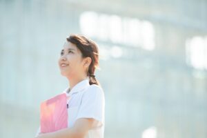 介護職で正社員に転職できる？介護職で正社員を目指すメリットと転職成功法