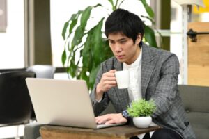 フリーランスエンジニアで年収1000万円は可能？年収アップのコツを解説