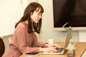 20代が経理へ転職する方法は？必要な資格と経理職のメリットを解説！
