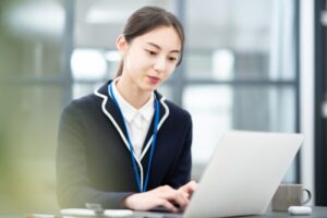 高卒で事務職になれる？事務職に有利な資格と就職成功率を上げる方法を解説