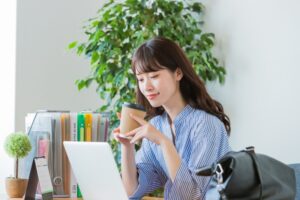 働きながら取るべき資格はどれ？資格の選び方や効率的な勉強法を解説