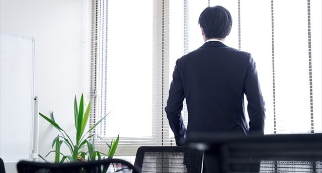 受からなさそうに後ろを向く男性