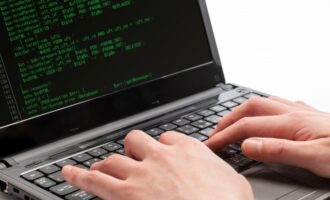 高卒未経験者でもITエンジニアになれる？高卒者がIT業界へ転職する方法