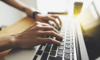 高卒でプログラマーになれる？プログラマーになる方法と注意点を解説！