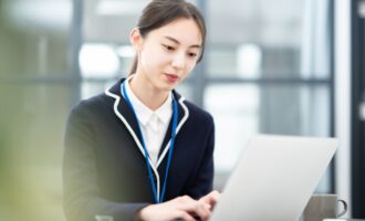 高卒で事務職になれる？事務職に有利な資格と就職成功率を上げる方法を解説
