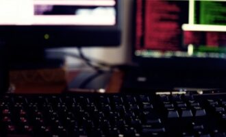 【SE】通信エンジニアの仕事内容や必須スキルは？転職を成功させるコツ