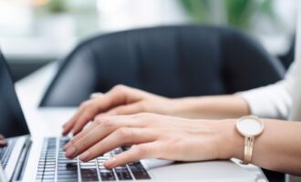 年収700万円　女性　職業　アイキャッチ